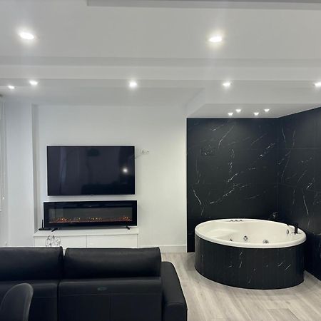 Black And White Suite Cervantes Castro Urdiales Buitenkant foto