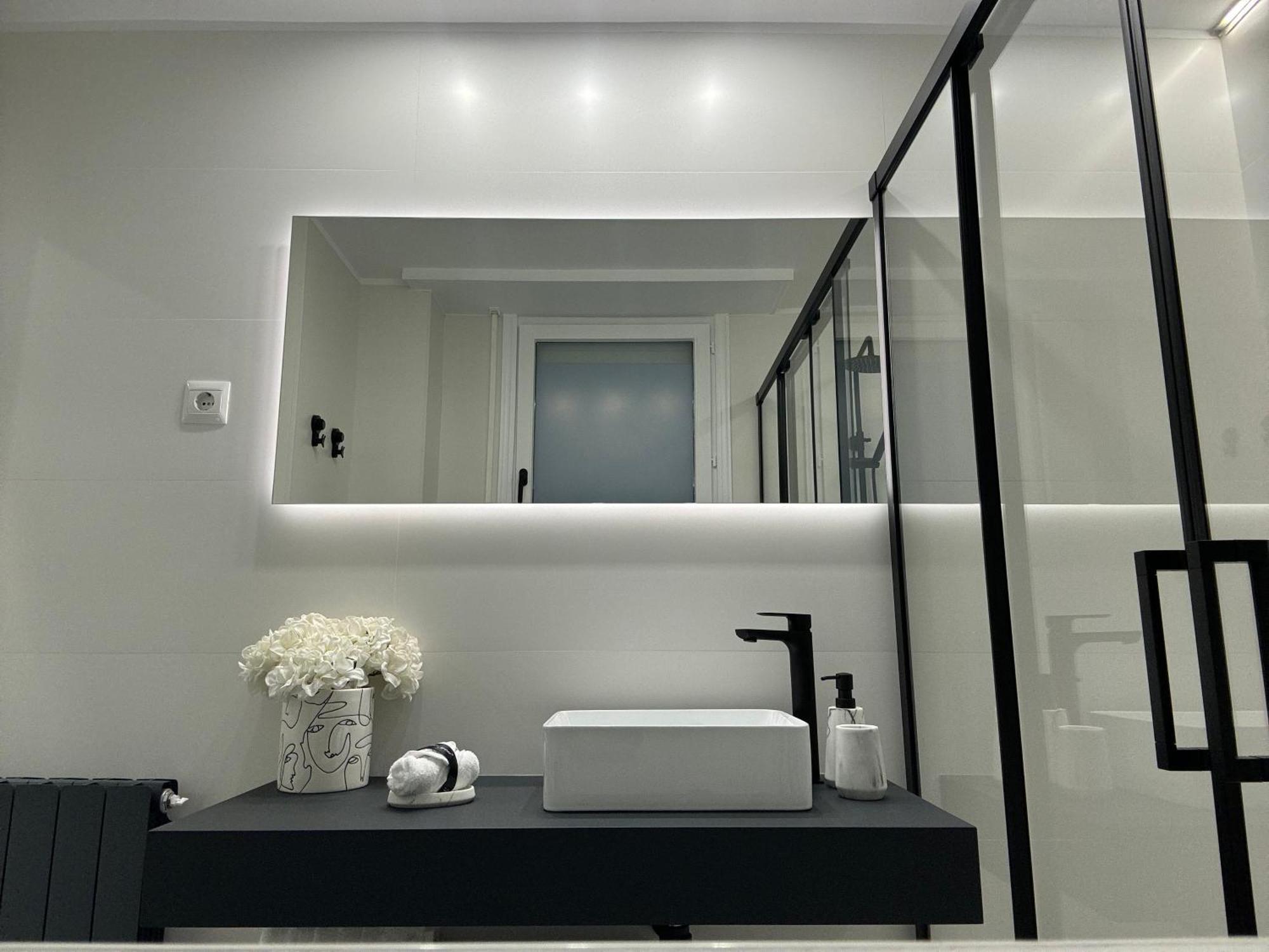 Black And White Suite Cervantes Castro Urdiales Buitenkant foto