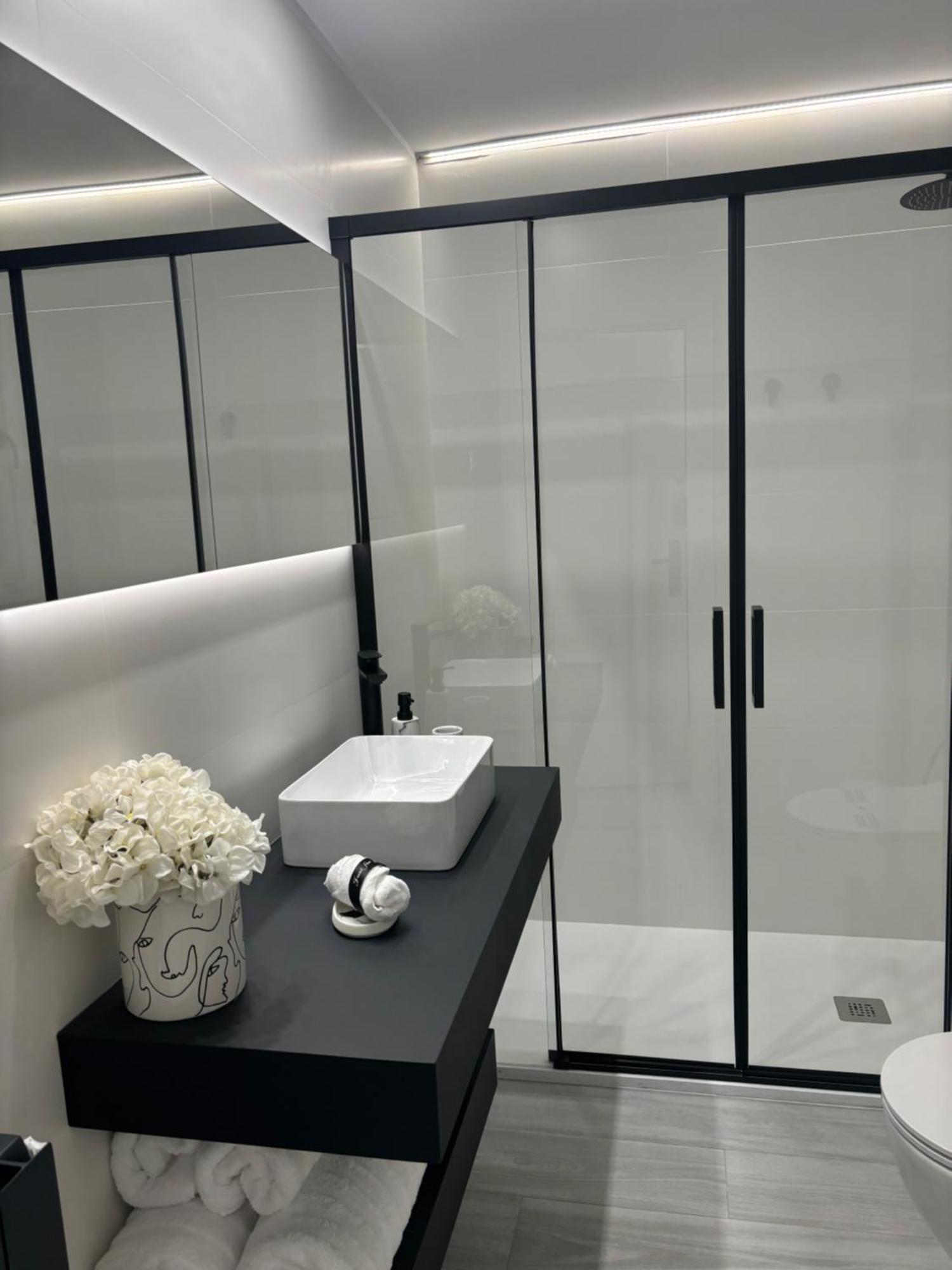 Black And White Suite Cervantes Castro Urdiales Buitenkant foto