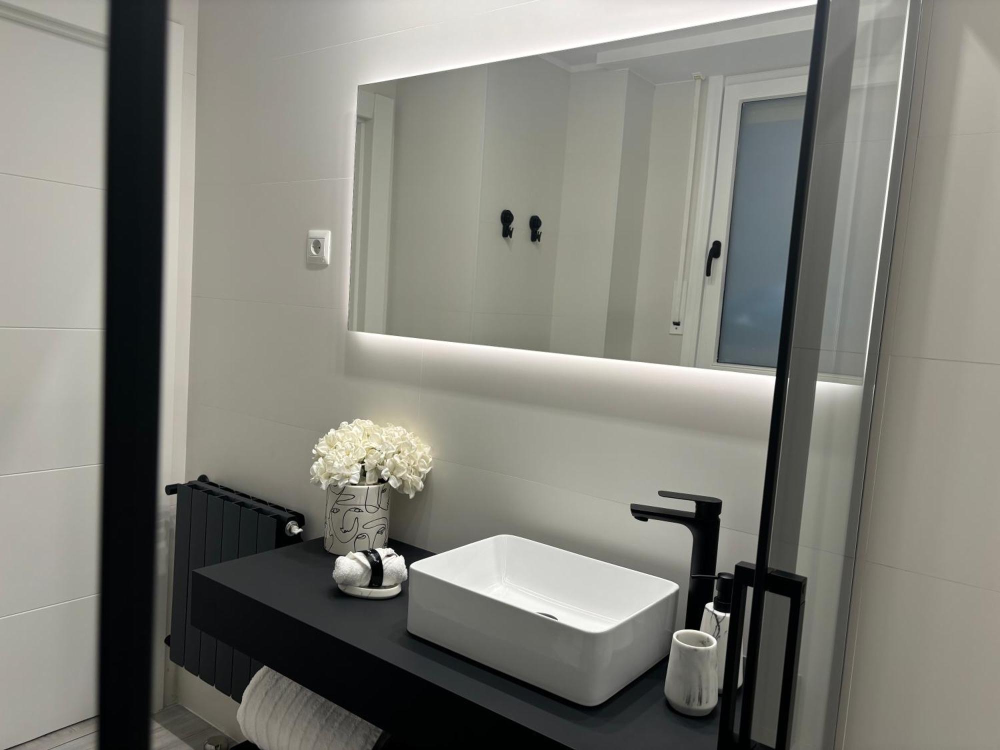 Black And White Suite Cervantes Castro Urdiales Buitenkant foto