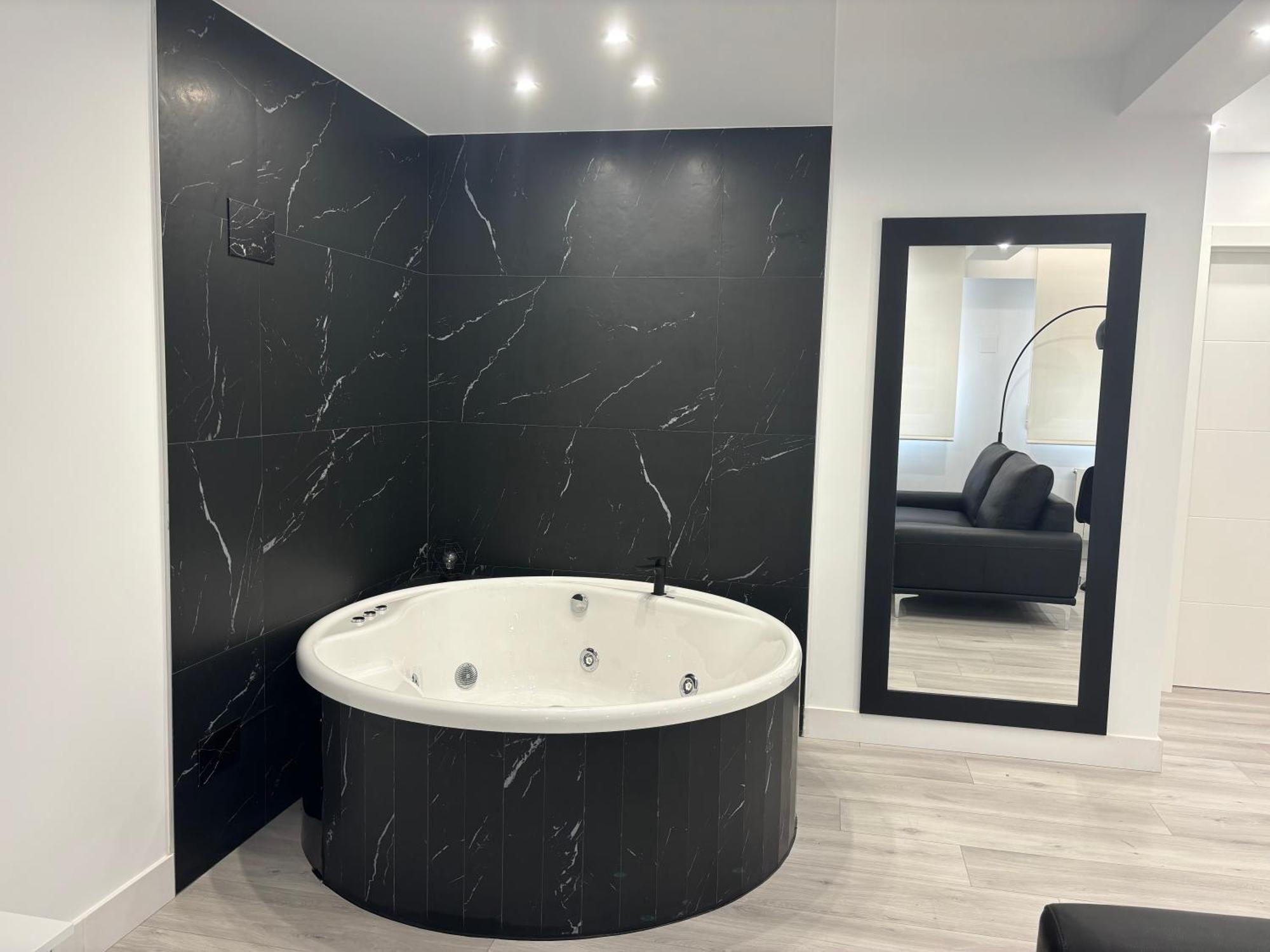 Black And White Suite Cervantes Castro Urdiales Buitenkant foto