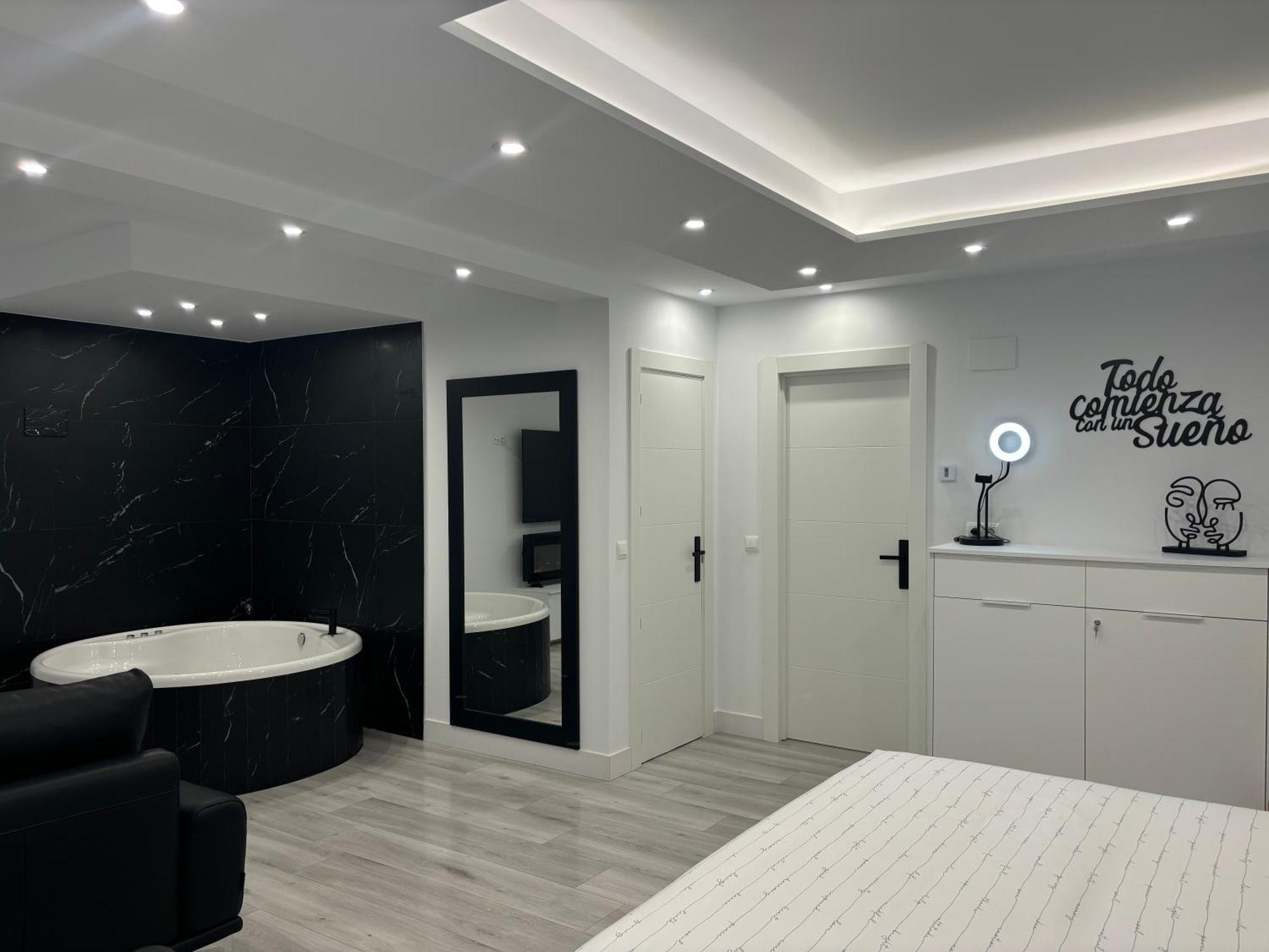 Black And White Suite Cervantes Castro Urdiales Buitenkant foto